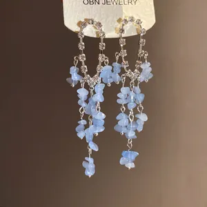 Dettaglio degli orecchini a nappa in strass argento con pietre naturali azzurre
