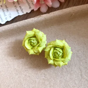 Dettaglio dei orecchini a lobo a forma di rosa verde con ago in argento placcato oro 18K