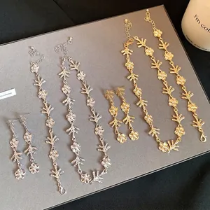 Collana Orecchini Bracciale in Lega di Cristallo a Forma di Fiore Irregolare Vintage Con Strass Catena a Clavicola Gioielli Donna Regalo