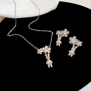 Elegante set di gioielli da donna con ciondolo a forma di fiore e coniglio in zircone e orecchini.