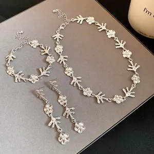 Elegante set di gioielli floreali in argento con collana e bracciale testurizzati