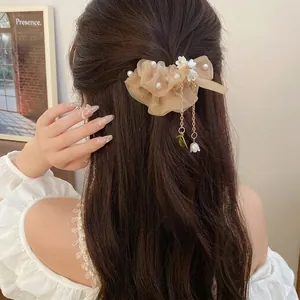 Elegante scrunchie in rete trasparente con perle e nappe floreali per acconciature da donna.