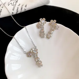 Dettaglio del set collana e orecchini con pendente a forma di coniglio e fiore in zircone.