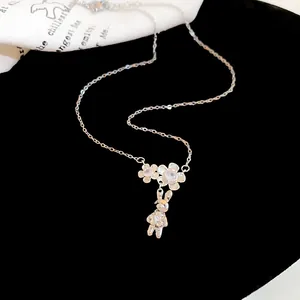 Dettaglio della collana con ciondolo a forma di coniglio e fiore in zircone