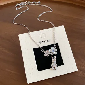 Vista dettagliata della collana in argento con fiori in zircone e ciondolo a coniglio