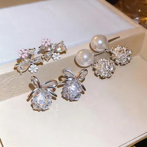 Primer plano de refinados pendientes de perlas y diamantes en un estilo francés.