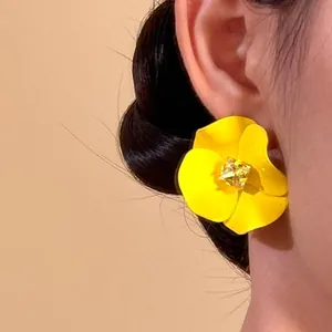 Übergroße gelbe Blumenohrstecker im Retro-Stil mit funkelndem Strassstein in der Mitte