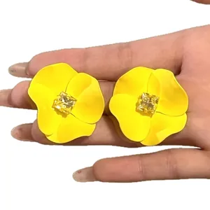 Exzellente vintage gelbe Blumenohrstecker mit glänzendem zentralem gelben Strassstein