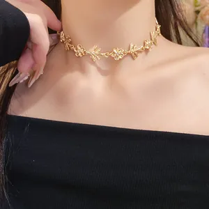 Elegante collana choker dorata con motivi floreali irregolari indossata da modella