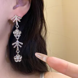 Orecchino lungo a goccia argento con design floreale irregolare per dettaglio moda