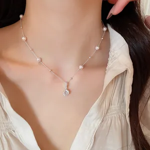 Detailansicht einer Perlenhalskette im koreanischen Stil mit glitzerndem Zirkonia-Anhänger