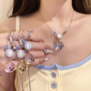 Collana con Pendente a Testa di Cane in Resina Dolce e Cool per Donna Graziosa Forma di Osso con Zirconia Intarsiata Girocollo Gioielli di Design di Nicchia