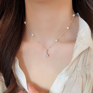 Detailansicht der Halskette mit Zirkonia-Anhänger und Perlen an eleganter Kette