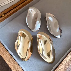 Moderne minimalistische organische ovale Metallstecker in Gold und Silber für Damen
