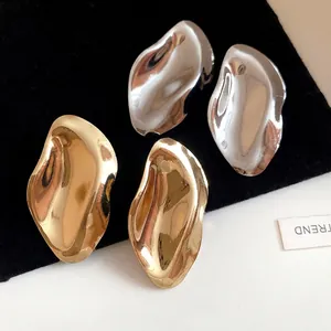 Minimalistische unregelmäßige Metallstecker mit poliertem Gold- und Silberfinish
