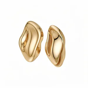 Minimalistische goldene ovale Steckerohrringe mit poliertem Metall-Design für Damen