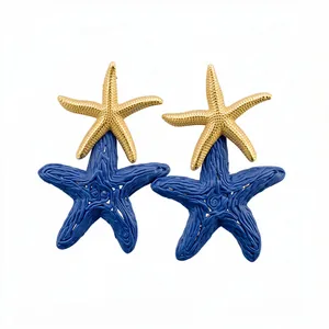 Orecchini a perno a forma di stella marina in rafia blu e oro per vacanze al mare