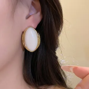 Pendientes de botón ovalados de resina estilo vintage francés con borde dorado