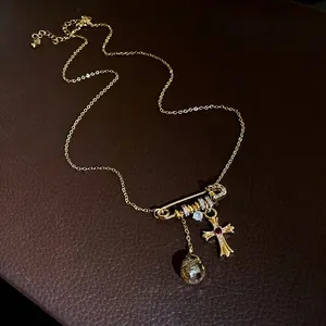 Collier pendentif croix en zircon plaqué or 18k avec détail goutte élégant bijou pour femme