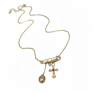 Collier plaqué or 18 carats avec croix en zircone et pendentif épingle de sûreté