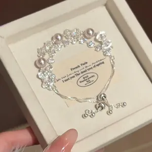 Bracelet en perles élégant avec des fleurs scintillantes dans un coffret cadeau de luxe
