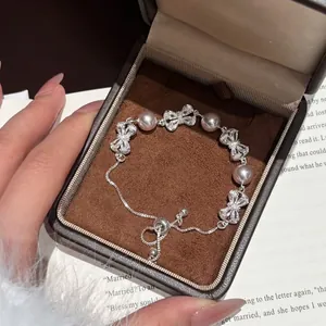 Bracelet nœud élégant couleur argent avec perles et cristaux dans son propre écrin