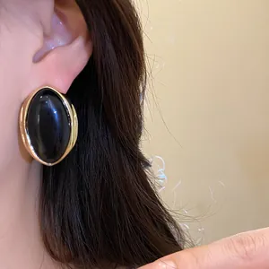 Pendientes de botón ovalados de resina negra estilo vintage francés con borde dorado