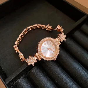 Elegante roségoldene Damen-Blumenarmbanduhr mit kristallbesetztem Zifferblatt