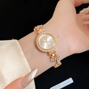 Nahaufnahme einer roségoldenen Damen-Armbanduhr mit Herz-Blumen-Design und funkelndem Strass