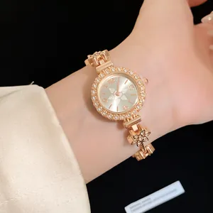Nahaufnahme einer Damen-Quarzuhr in Roségold mit Blumen-Armband