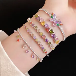 Ensemble de cinq bracelets en zircon coloré avec des breloques de cœur et de papillon de luxe