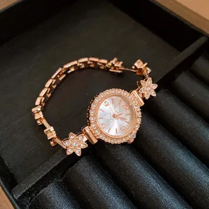 Elegante Armbanduhr in Roségold mit Blumenmuster und kristallbesetztem Zifferblatt