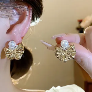 Orecchini a Bottone in Rame Fiore Piegato Perla Artificiale Con Perno in Argento Sterling 925 Zirconia Placcato Oro per Donne