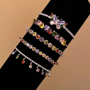Bracelets élégants en zircons colorés avec breloques papillon et cœur sur velours