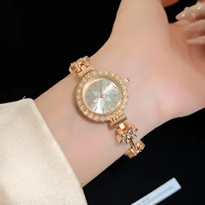 Elegante rotgoldene Damenuhr mit strassbesetztem Herz- und Blumenarmband-Design