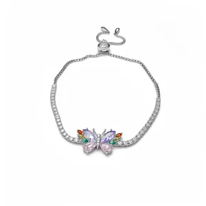 Bracelet bolo élégant de couleur argentée avec un pendentif papillon en zircon coloré.
