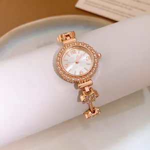 Elegante rotgoldene Damenuhr mit floralem Gliederarmband und Kristalldetails in der Nahaufnahme