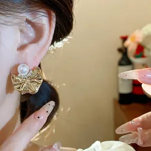 Eleganti orecchini a lobo a fiore pieghettato dorato con perla e accenti di zircone
