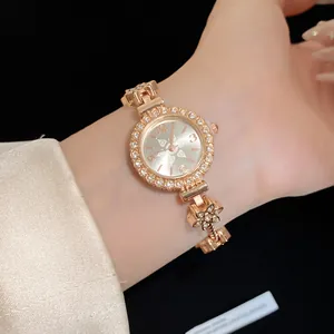 Nahaufnahme der roségoldenen Damenuhr mit Strass-Zifferblatt und Blumenarmband