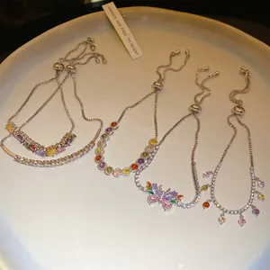 Vue détaillée d'assortiment de bracelets réglables argentés avec zircons colorés.