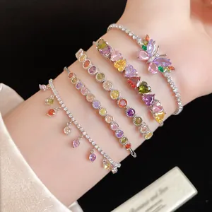 Vue macro détaillée de bracelets en zircone colorée avec motifs papillon et franges