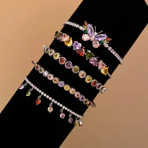 Détail montrant cinq bracelets en zircon coloré assortis sur un présentoir en velours noir