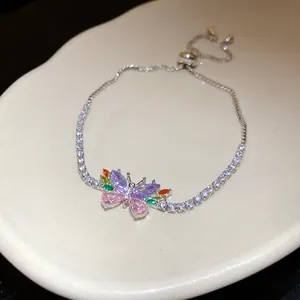 Gros plan détaillé d'un bracelet papillon coloré orné de zircons cubiques brillants