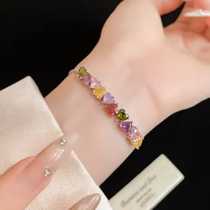 Bracelet élégant en argent avec des zircons multicolores en forme de cœur sur le poignet