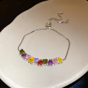 Gros plan détaillé des pierres de zircon colorées en forme de cœur sur un bracelet réglable