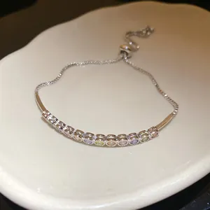 Gros plan d'un élégant bracelet réglable en argent avec une rangée de zircons pastel