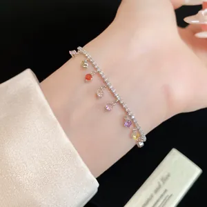 Vue détaillée d'un bracelet en argent avec des pendentifs ronds en zircon colorés