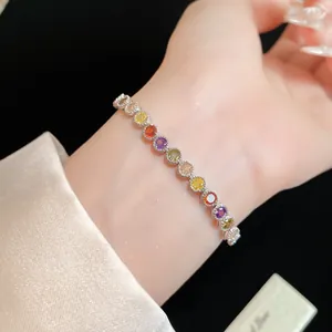 Bracelet élégant en argent avec des oxydes de zirconium ronds et colorés au poignet