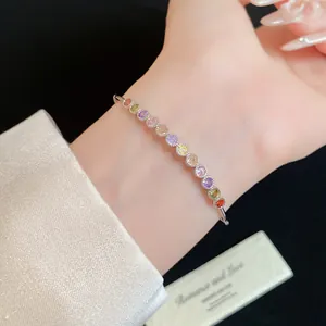 Vue détaillée d'un bracelet en argent avec des zircons ronds multicolores brillants