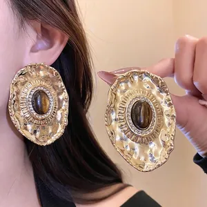 Vintage Palace Style Oval Resin Stud Earrings For Women Hammered Gold Tone Alloy Rhinestone Inlaid Earrings With Silver Earring Post